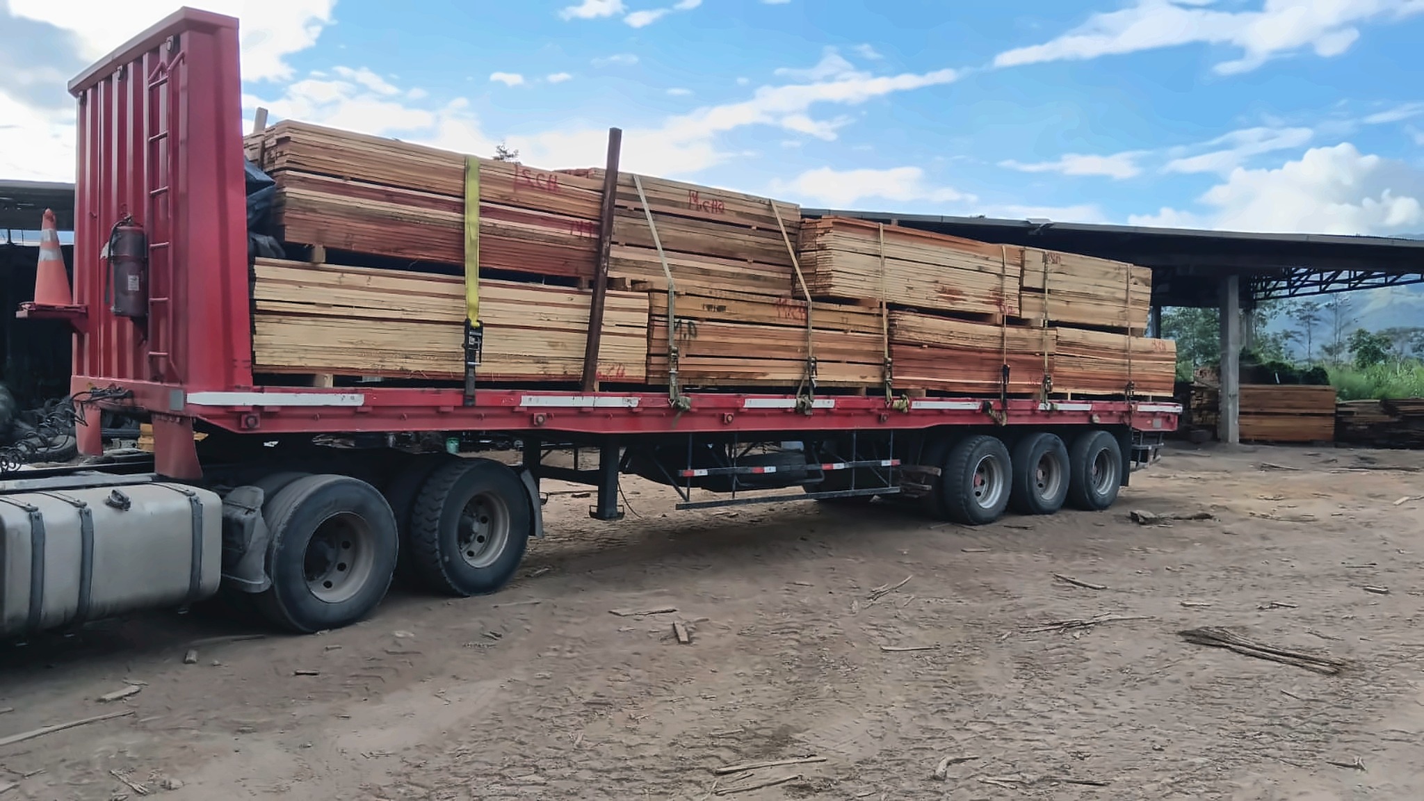 Camión con carga de madera aserrada